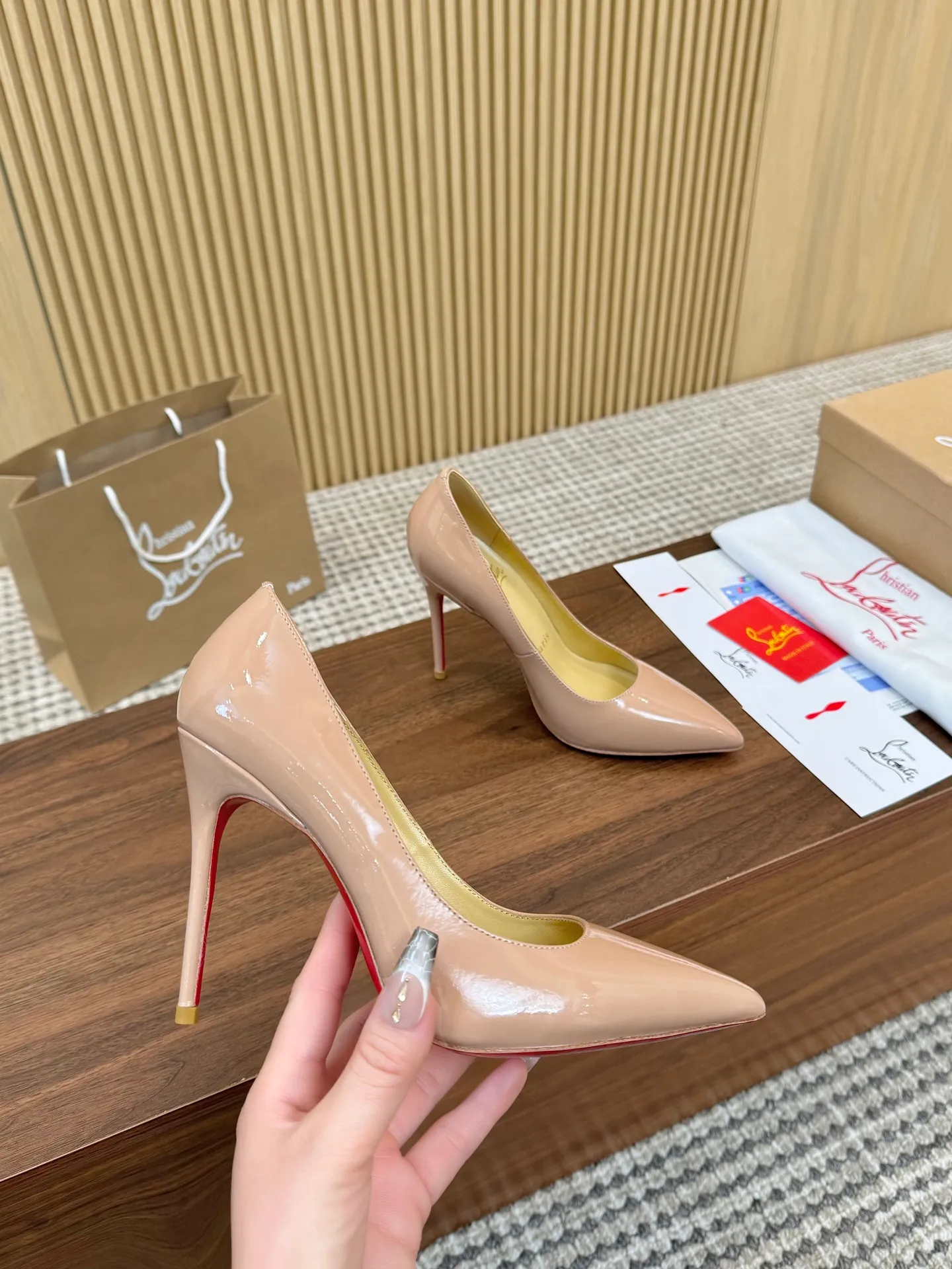👟👟Ex-factory price 440👟👟 Genuine leather sole +40 Year-round shipment💝Christian Louboutin CL👠 Classic "💎Cow Patent Leather💎 Series" noble and luxurious, real blingbling👟👟 Real materials, all customized by the pattern maker, and the materials are made of original customized materials to achieve the taste of the original 6 color options💍 Upper: Imported 👉cow patent leather💪 Lining: Sheepskin foot pad/lining Size: 34-40.41.42 Heel height: 10.5cm and 8.5cm two options Leather sole Rubber sole
